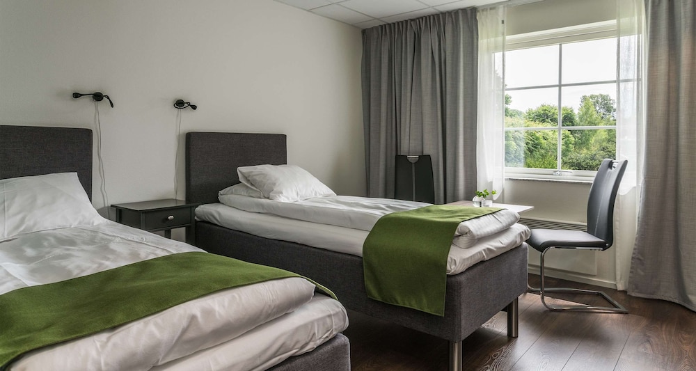 Standard, Twin Beds