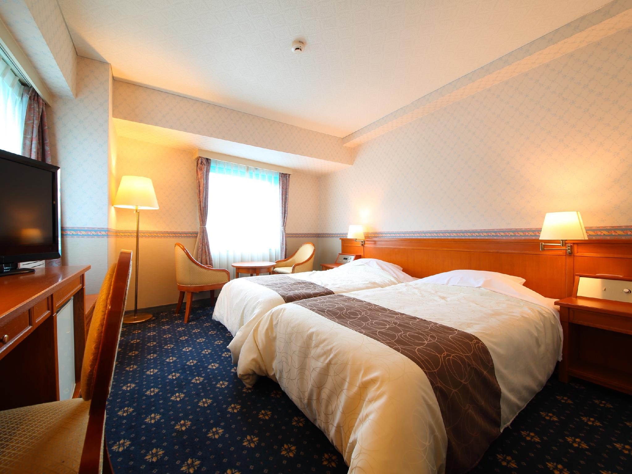 Standard, Twin Beds, Mountain View, Night View