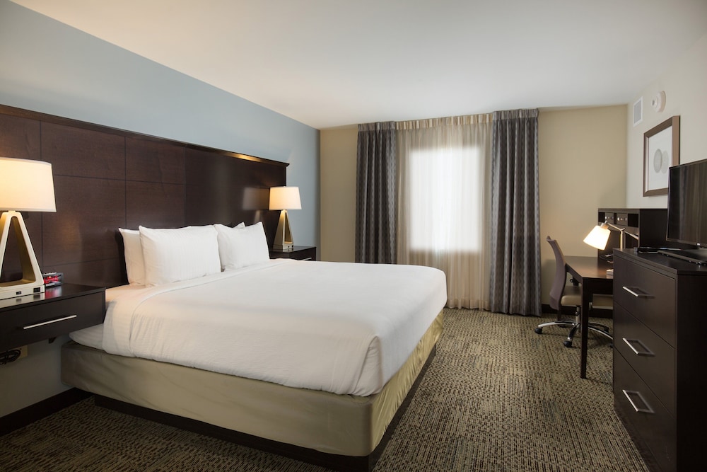 2 Bedrooms, Suite, 1 King and 2 Queen Beds, Kitchen