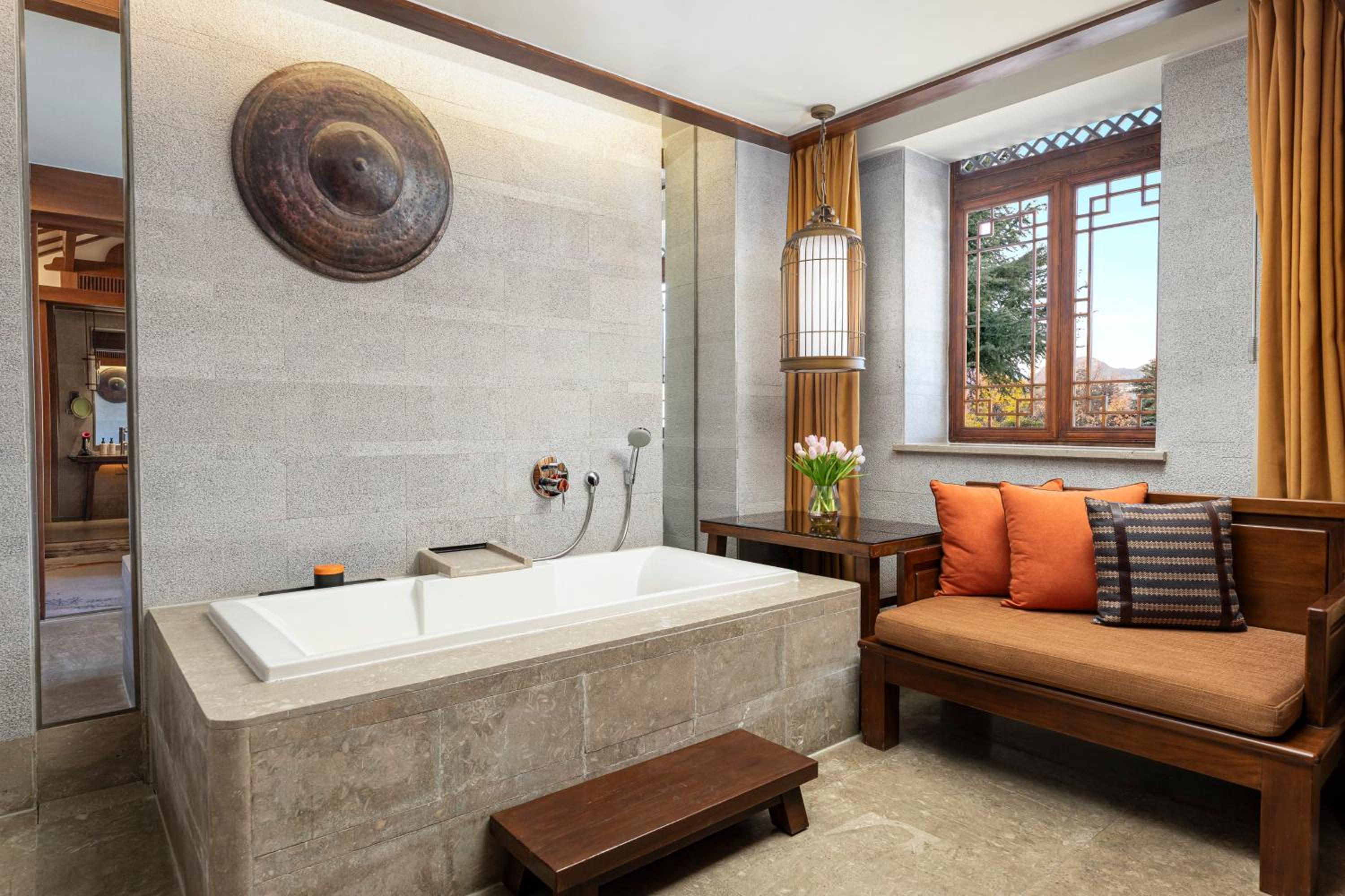 جناح جونيور بسرير فردي مع دخول صالة النادي، INTERCONTINENTAL LIJIANG ANCIENT TOWN RESORT 7/8