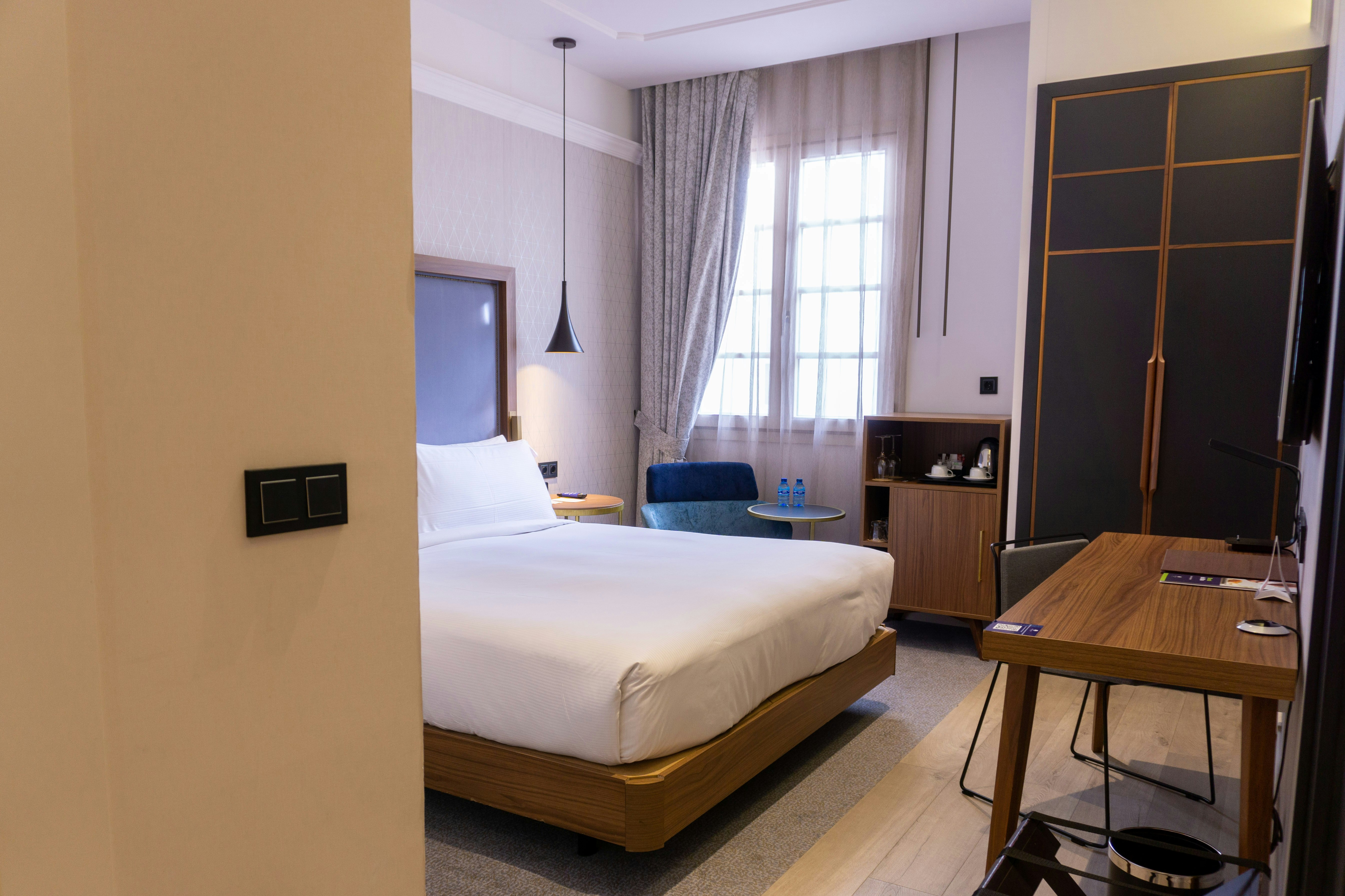 GUEST ROOM, QUEEN BED