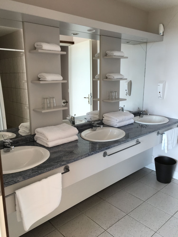 Tahiti Airport Motel 41/64