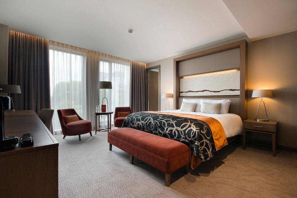 EXECUTIVE, KING BED