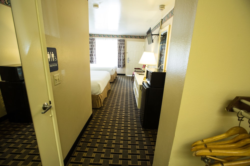 Anaheim Carriage Inn 19/32