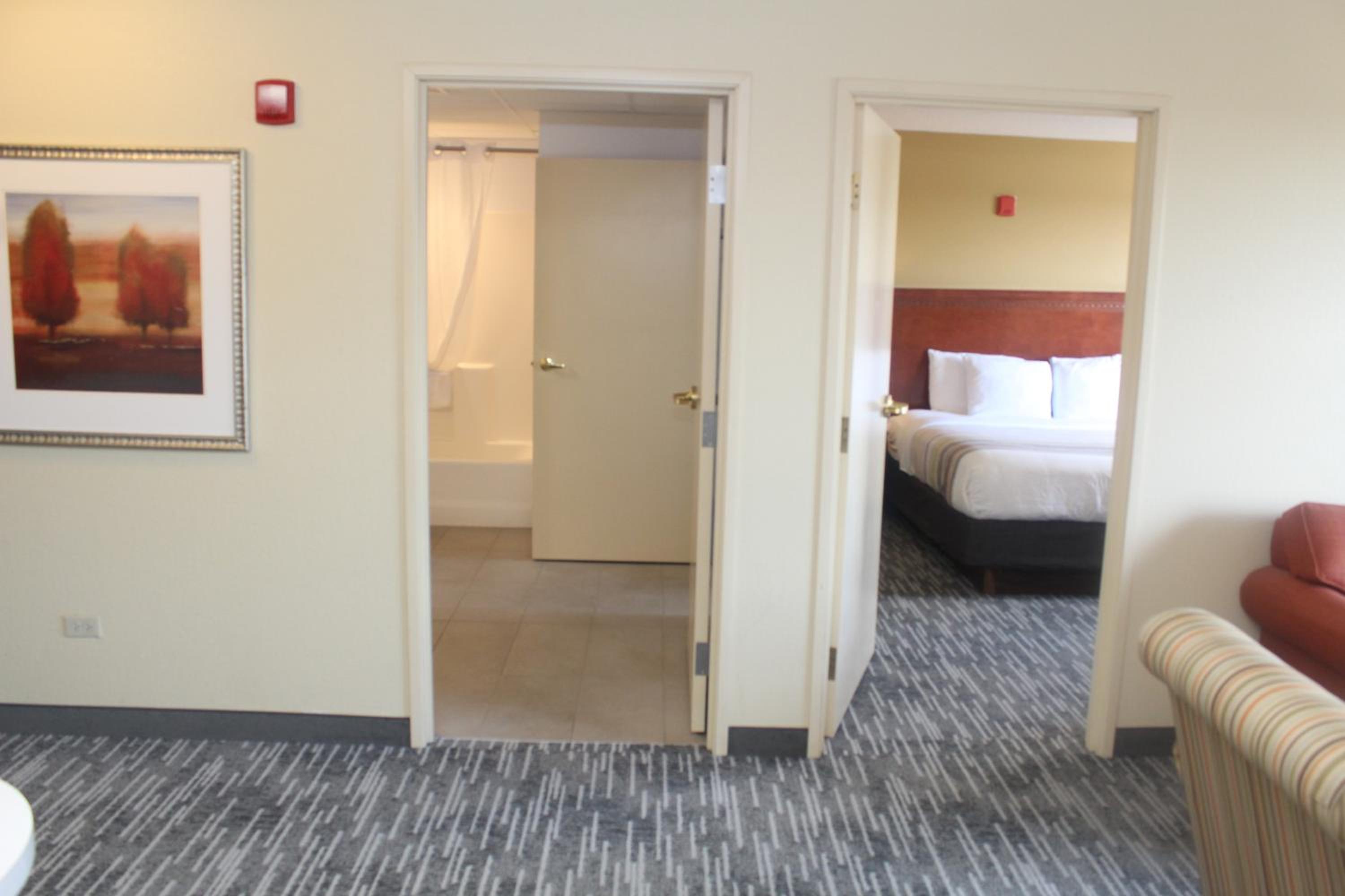 1 Bedroom, Suite, King Bed, Accessible, Country Inn & Suites by Radisson, Crystal Lake, IL 8/8