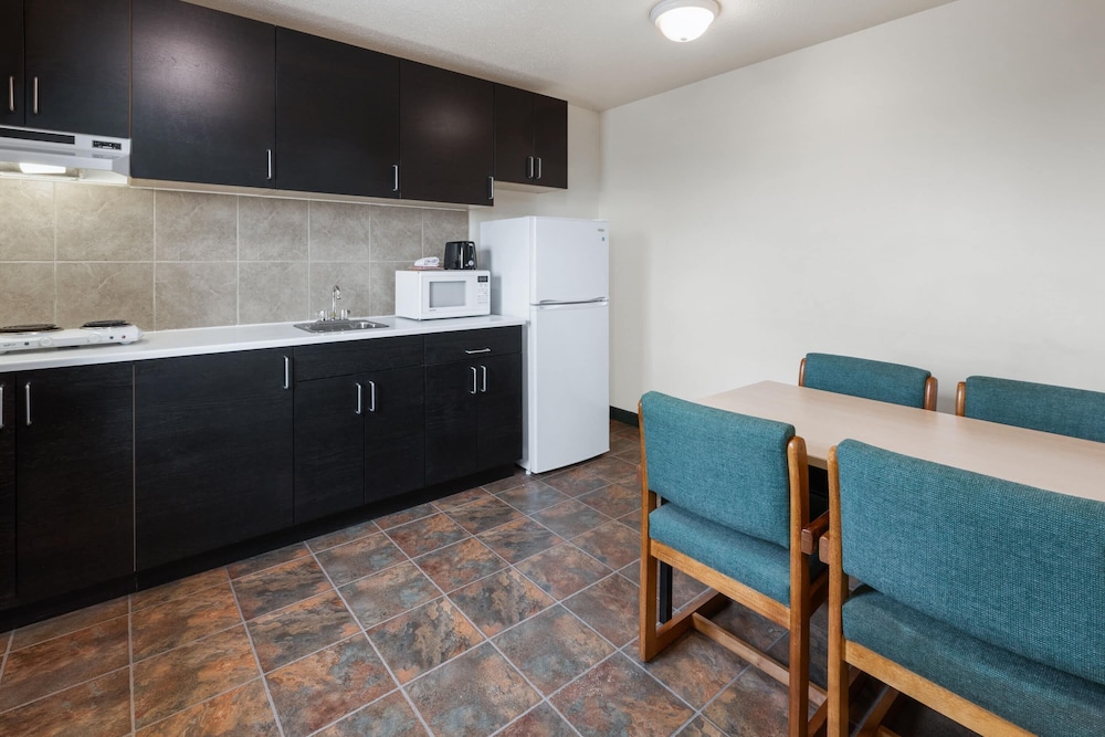 Travelodge by Wyndham Valleyview AB 11/51
