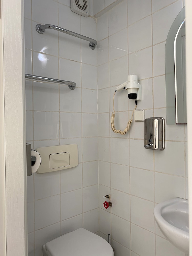 My Kent Hotel 63/67