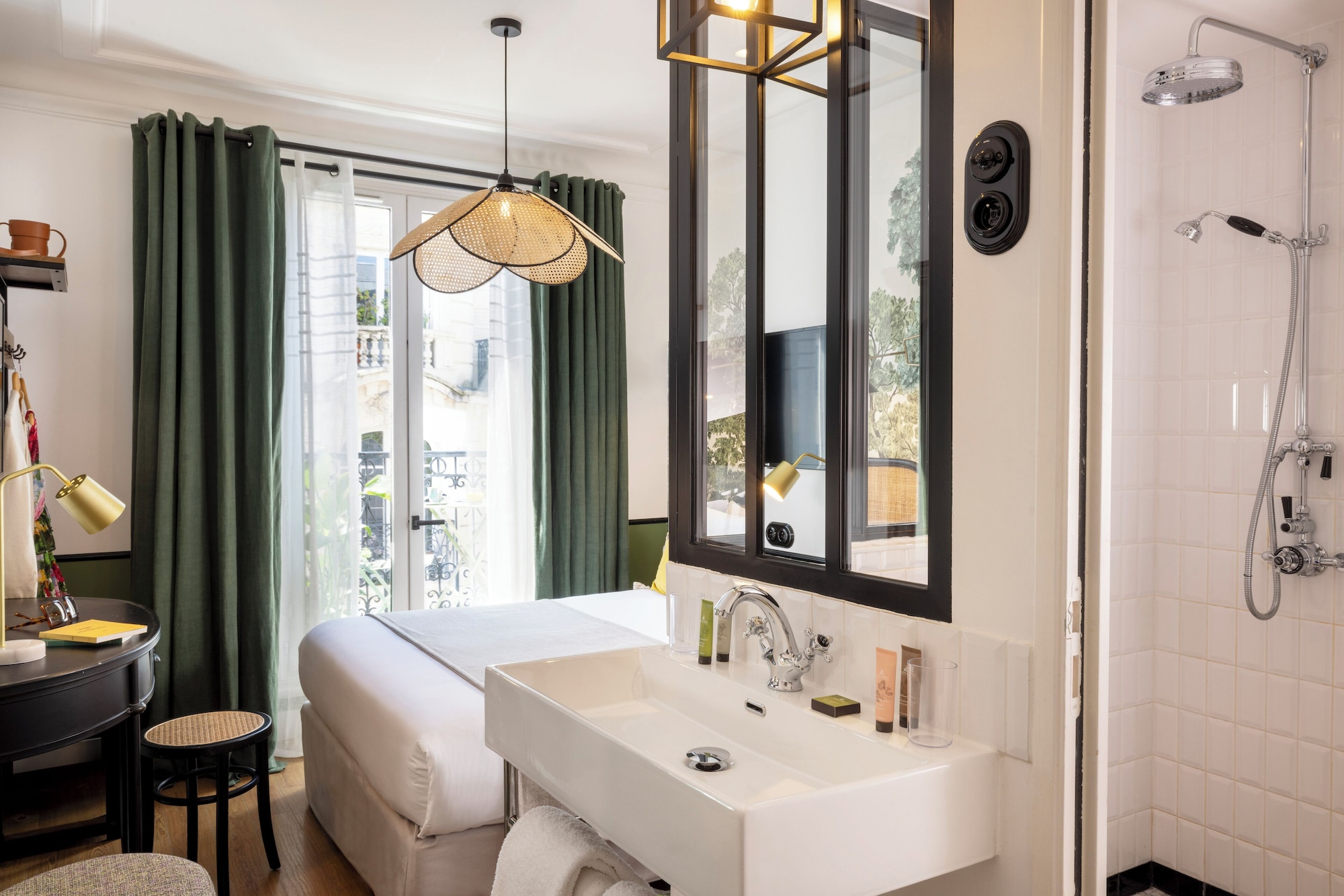 ROOM, DOUBLE BED