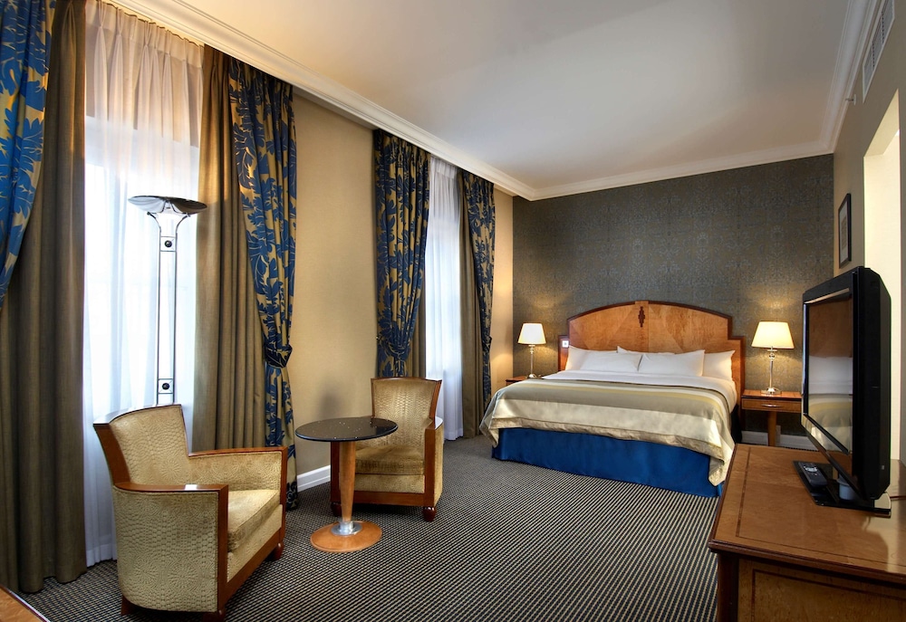 SUITE, QUEEN BED