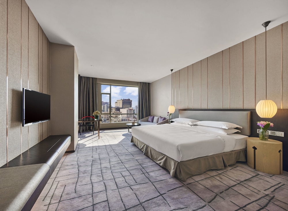 DELUXE, KING BED