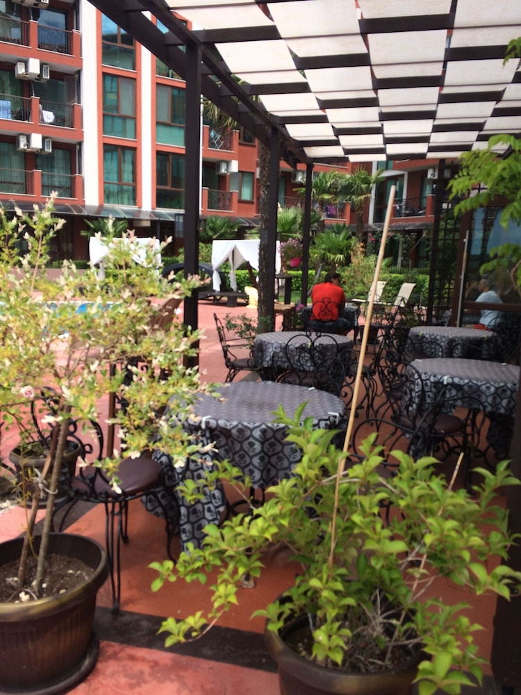 Chateau Del Marina Complex Apartments 18/20