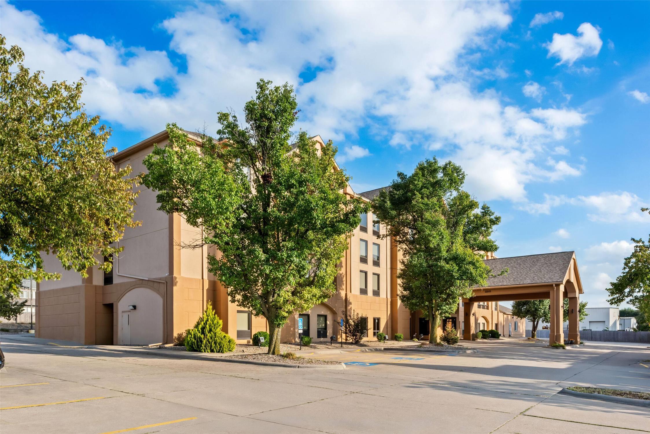 Days Inn & Suites By Wyndham Cedar Rapids 4/27