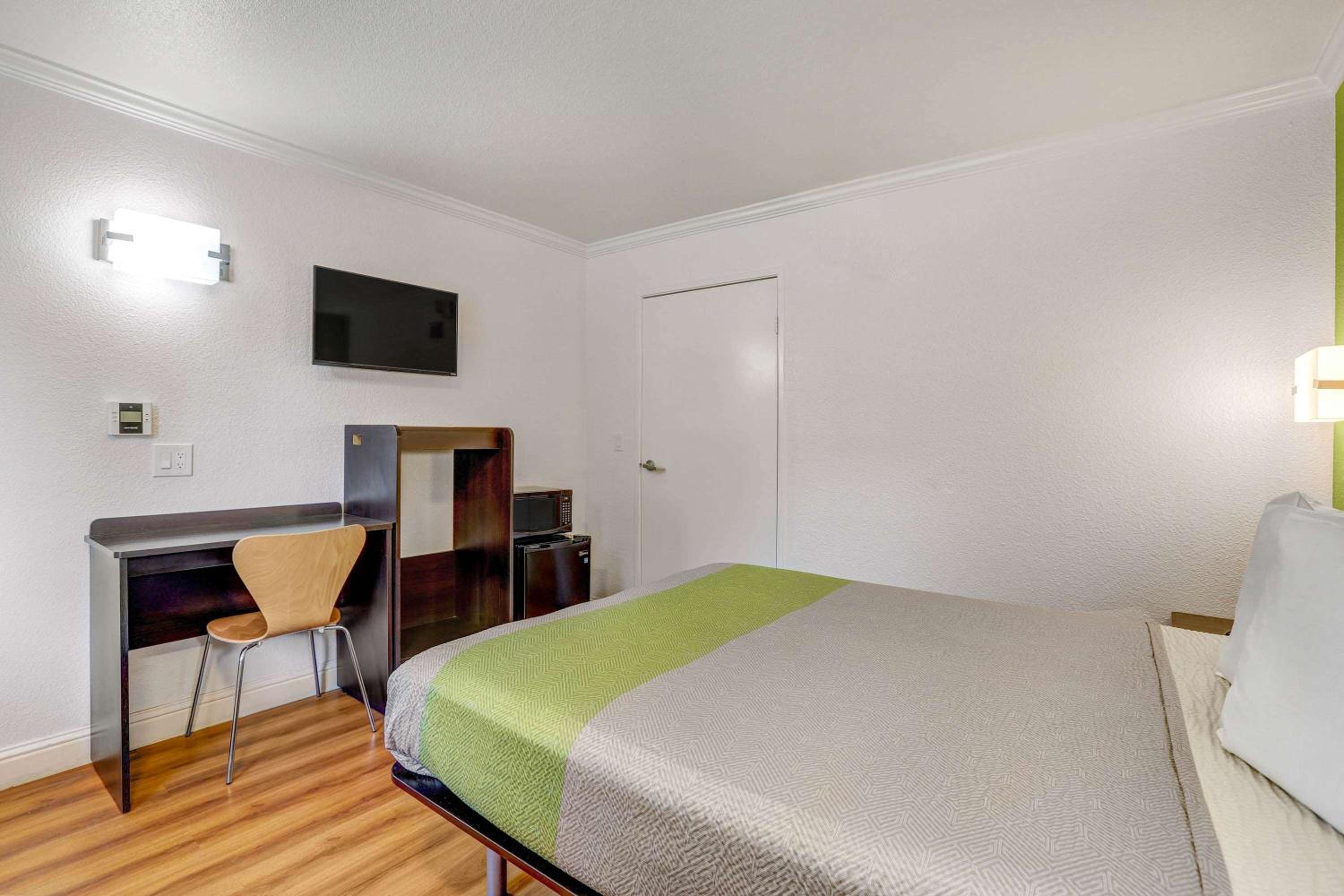 1 Queen Bed - Mob Acc RI Shwr Nsmk Micfridg