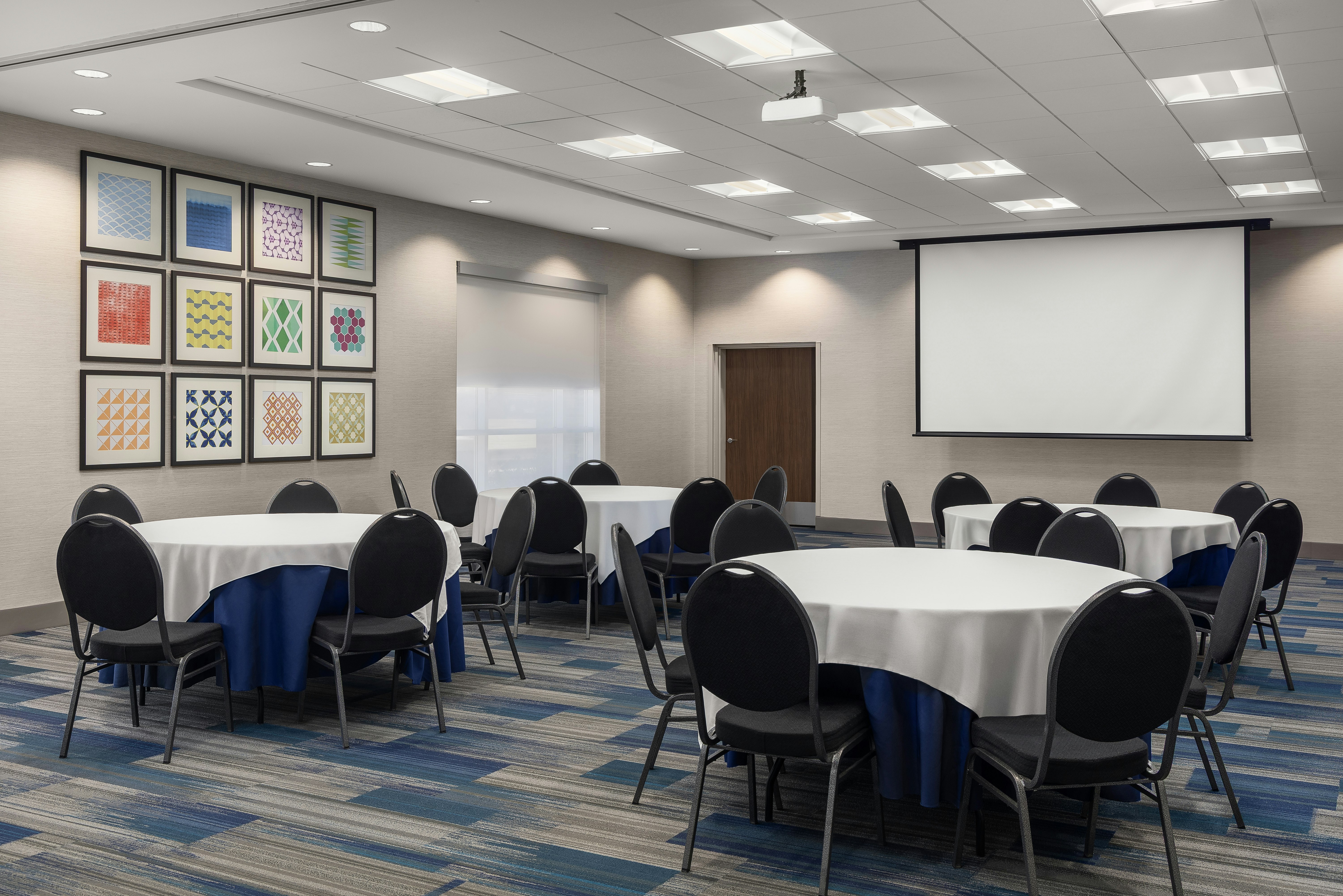 Holiday Inn Express Suites Aurora 66/77