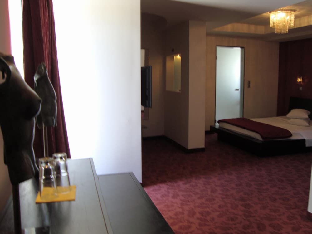 Minoa Hotel 11/22