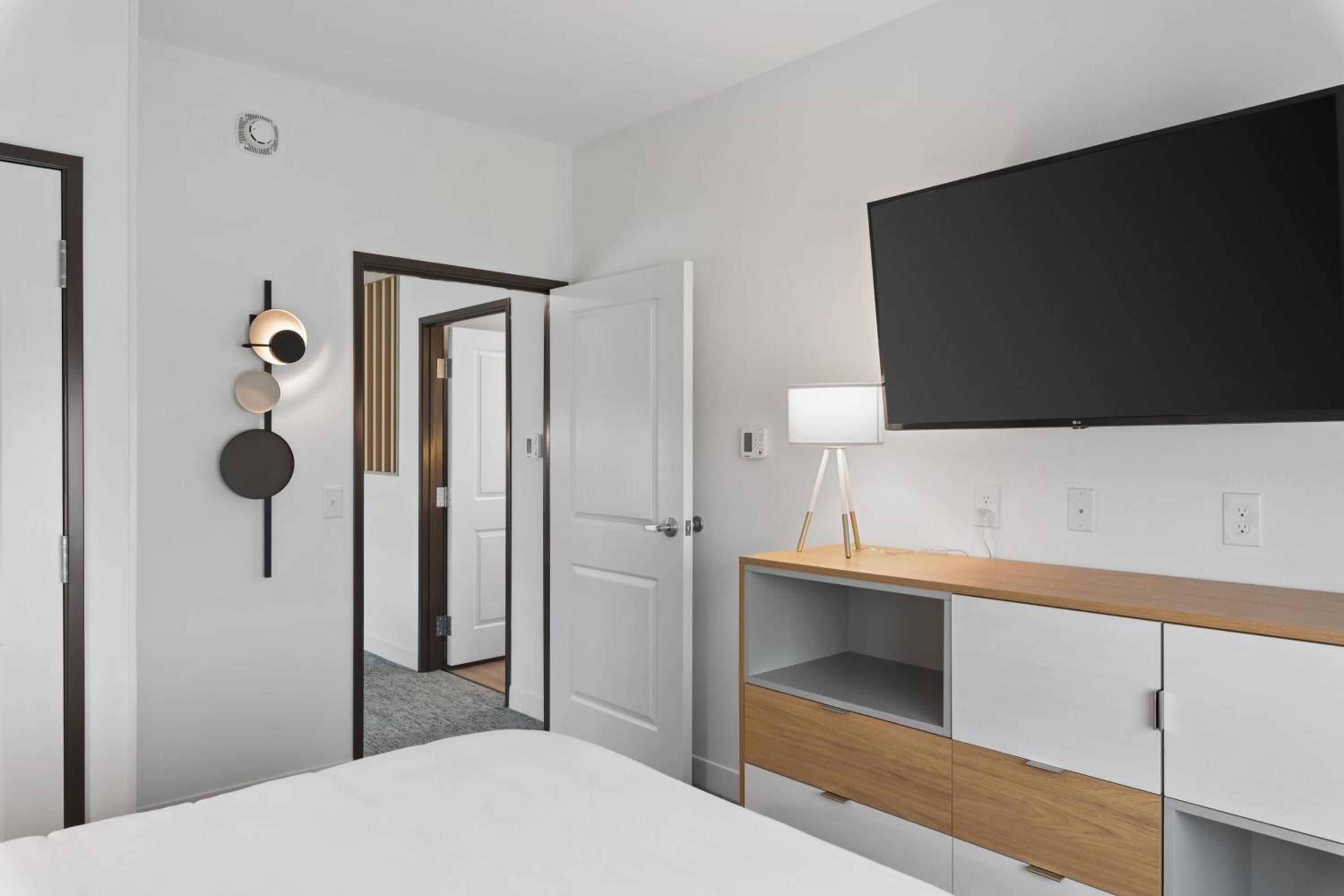 1 Bedroom, Suite, Queen Bed, Sofa