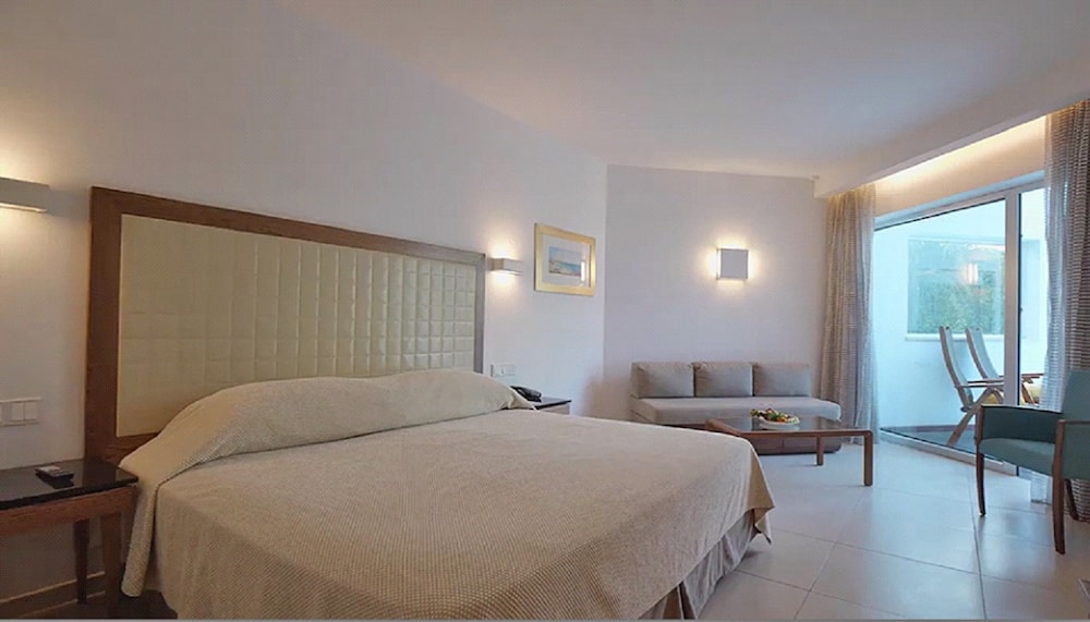 Deluxe, Double Bed, Pool Access, Ground Floor