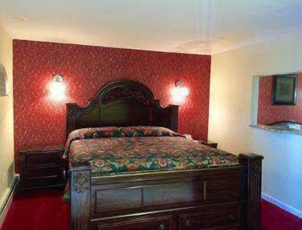 Studio, Suite, King Bed, Travelodge by Wyndham Manhasset 2/3