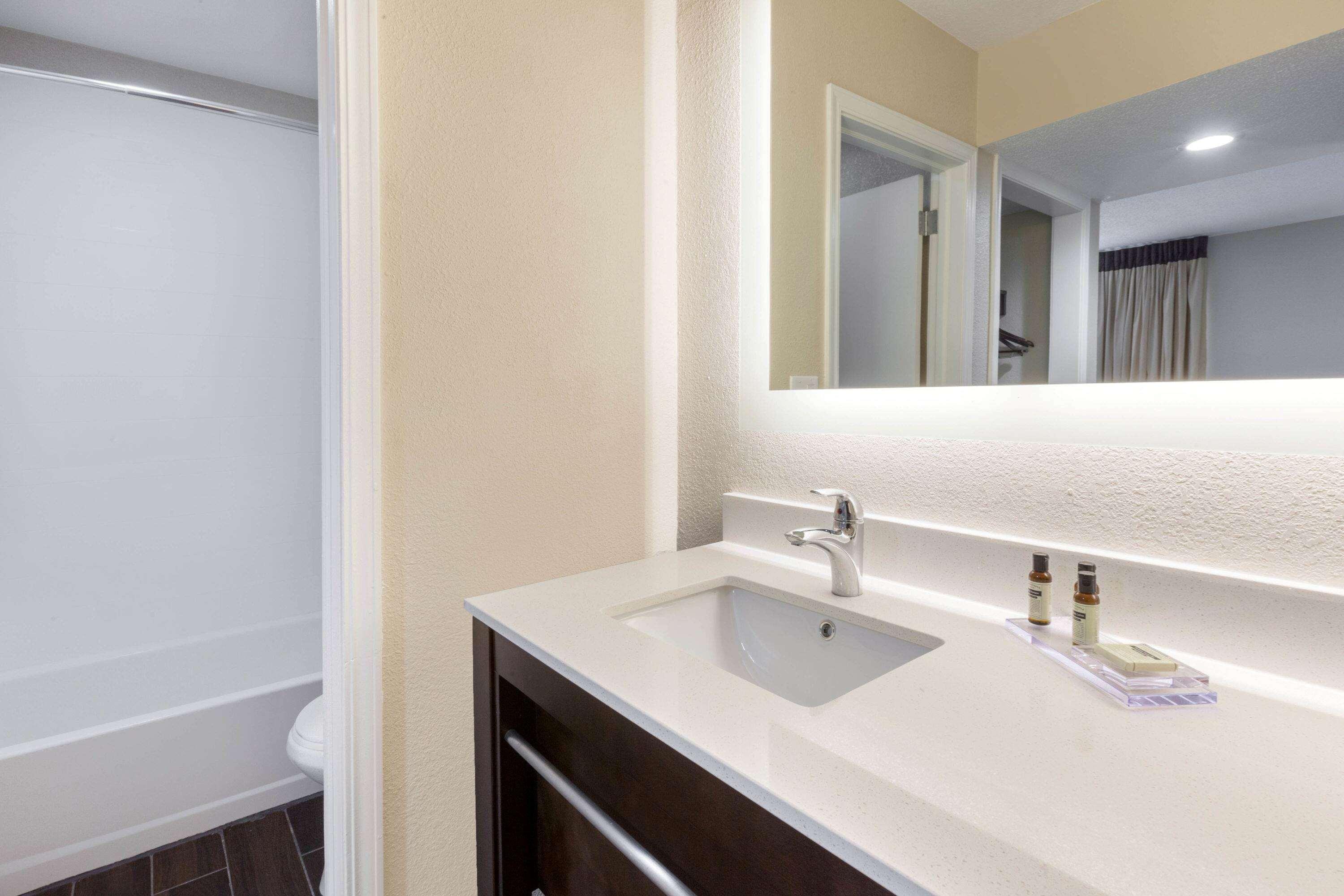 Hawthorn Suites by Wyndham Detroit Southfield 18/19