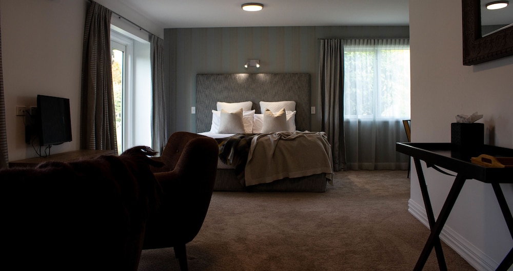 QUEENSTOWN COUNTRY LODGE 40/54