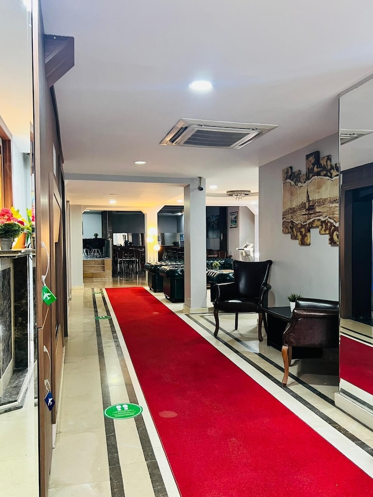 Lal Hotel 23/35