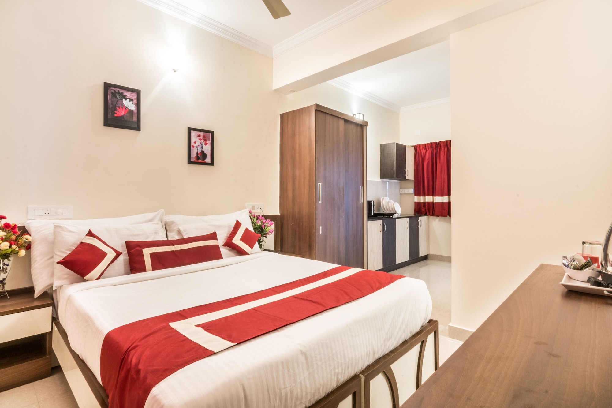 SUPERIOR, STUDIO, QUEEN BED, KITCHENETTE