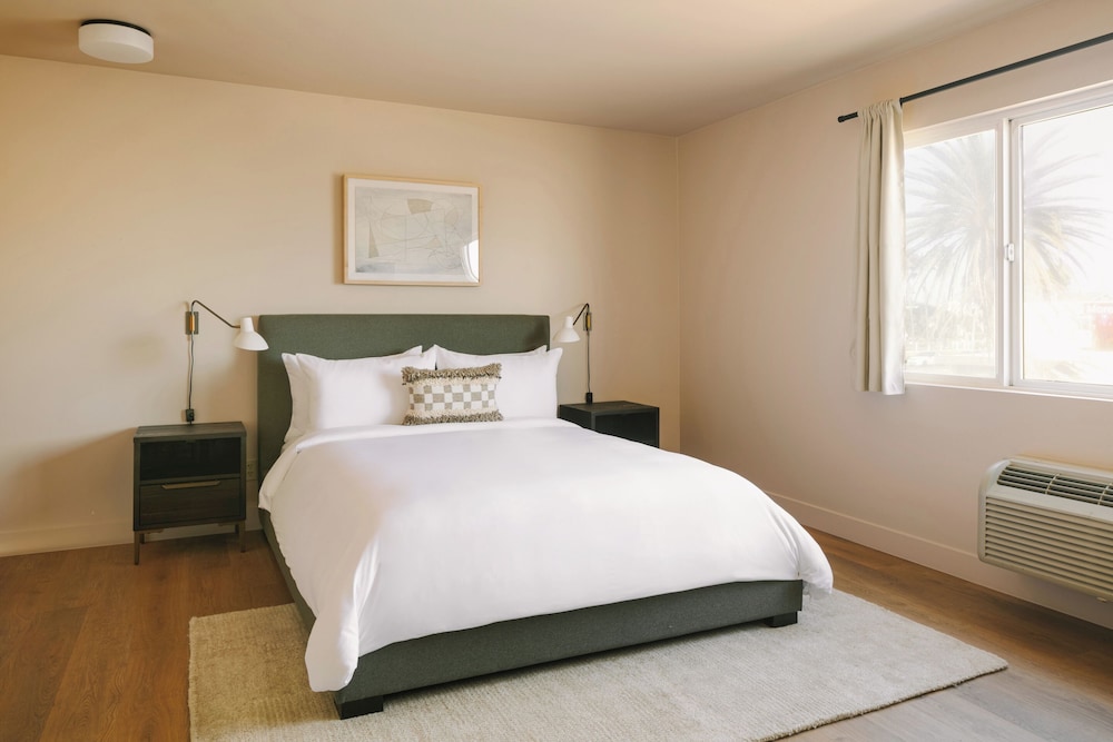 Hotel Solarena Newport Beach, a Dazzler Select by Wyndham 8/20