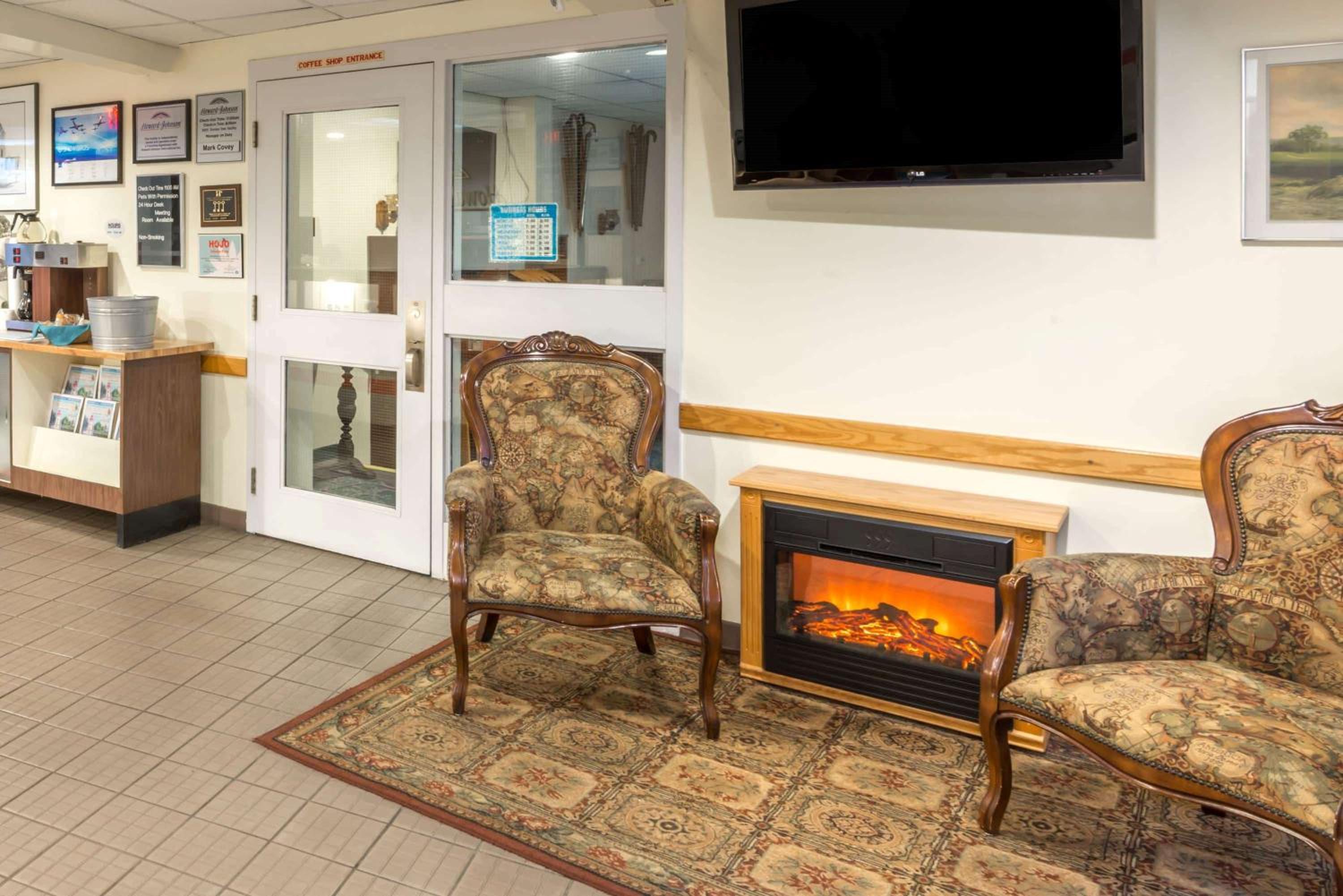 Howard Johnson by Wyndham Tillsonburg 3/28
