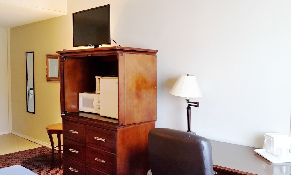 Travelodge by Wyndham Watertown 14/21