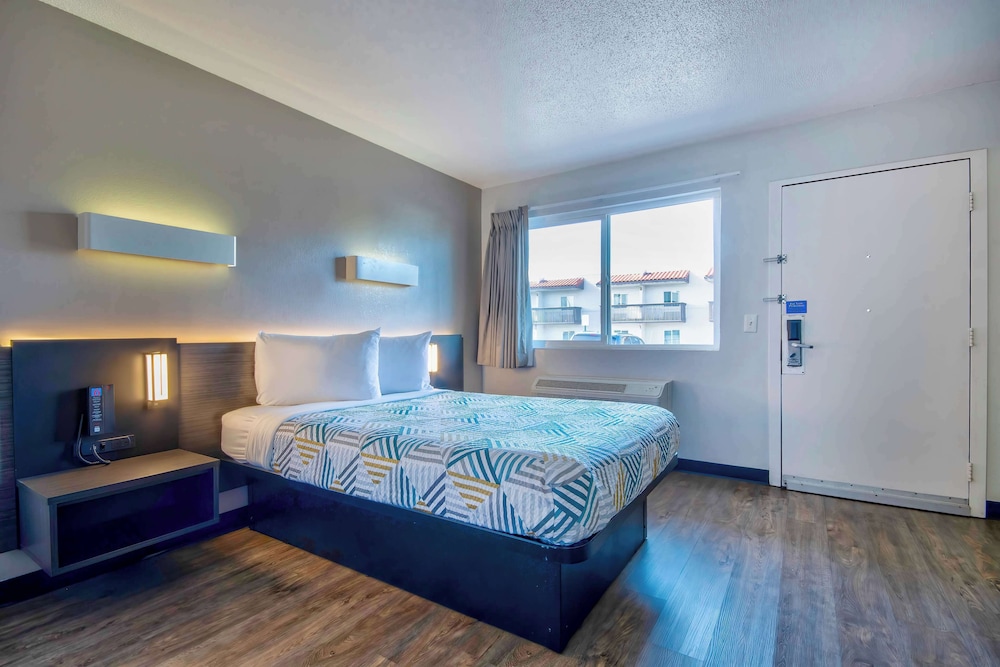 DELUXE, QUEEN BED