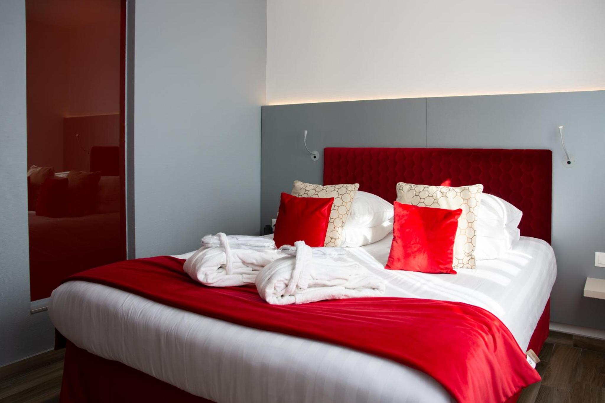 PRIVILEGE, DOUBLE BED