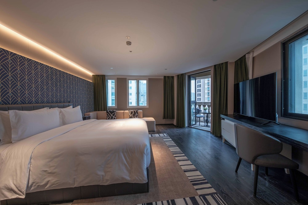 City, Deluxe, King Bed, Balcony