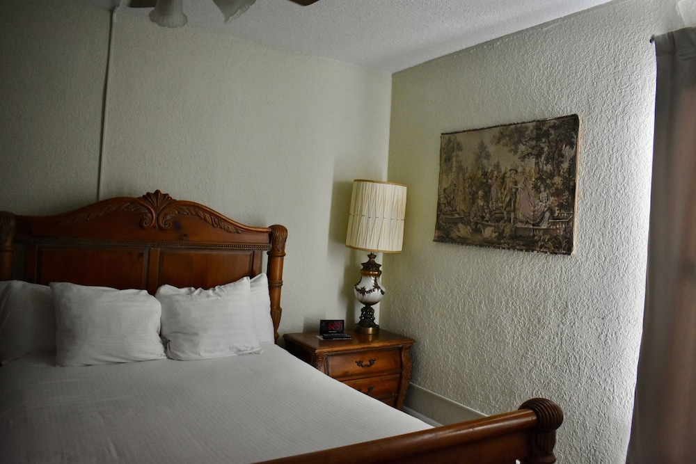 The DeLand Hotel 24/47