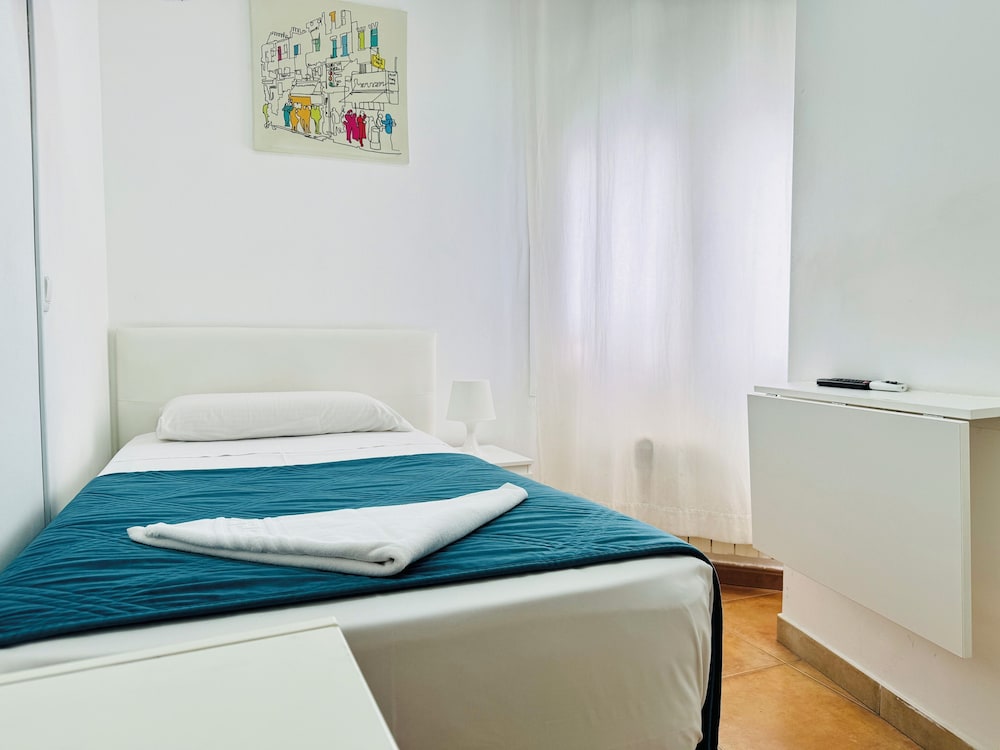ROOM, SINGLE, PRIVATE BATHROOM