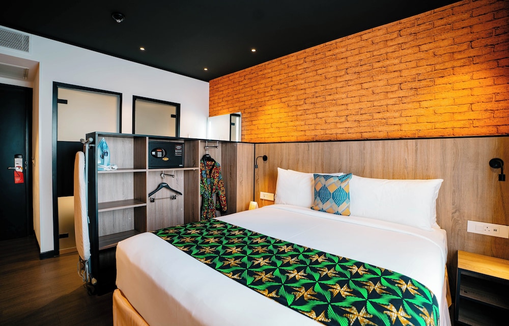 STANDARD, QUEEN BED