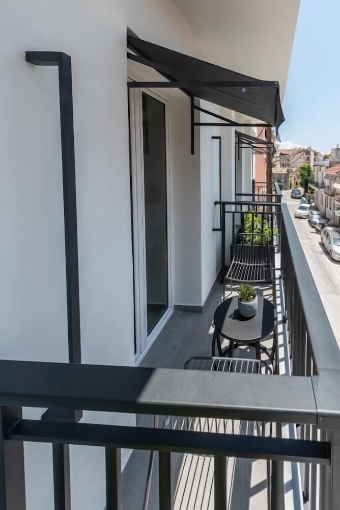 Bitzaro Hotel 3/50