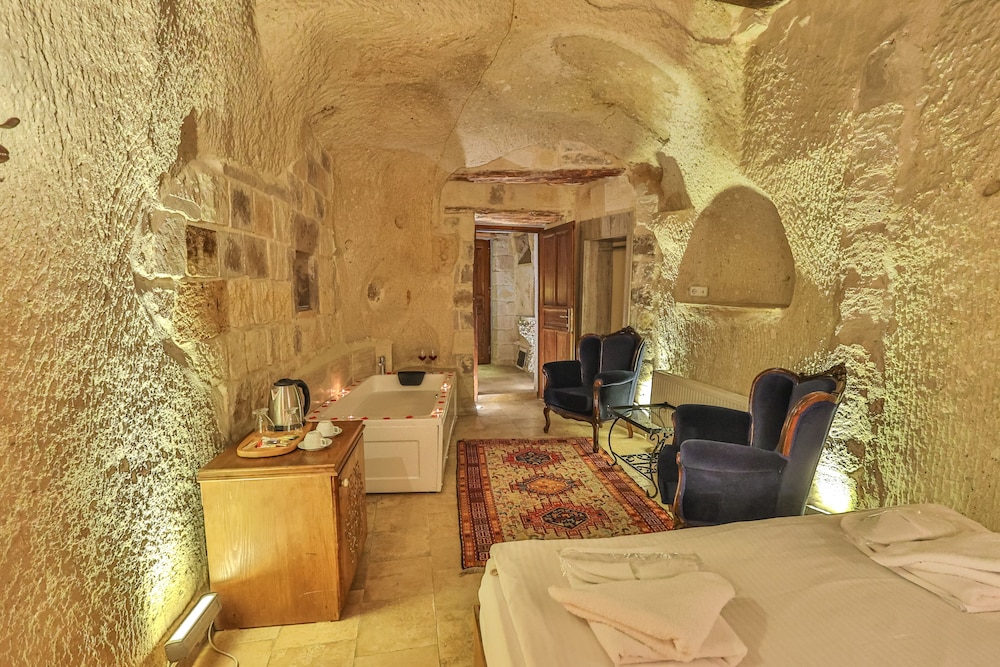 Bedrock Cave Hotel 14/50