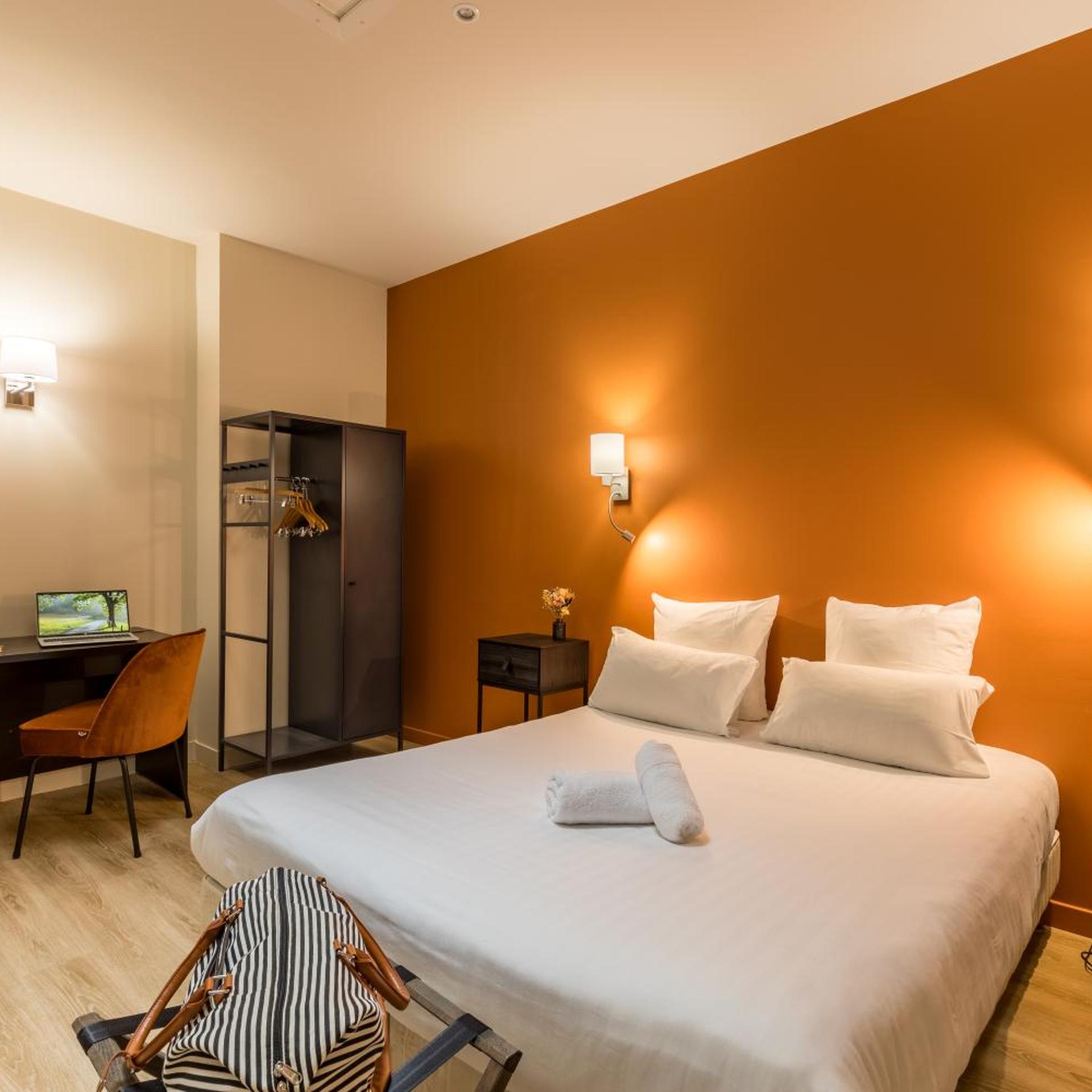Room, Double Bed, No Window