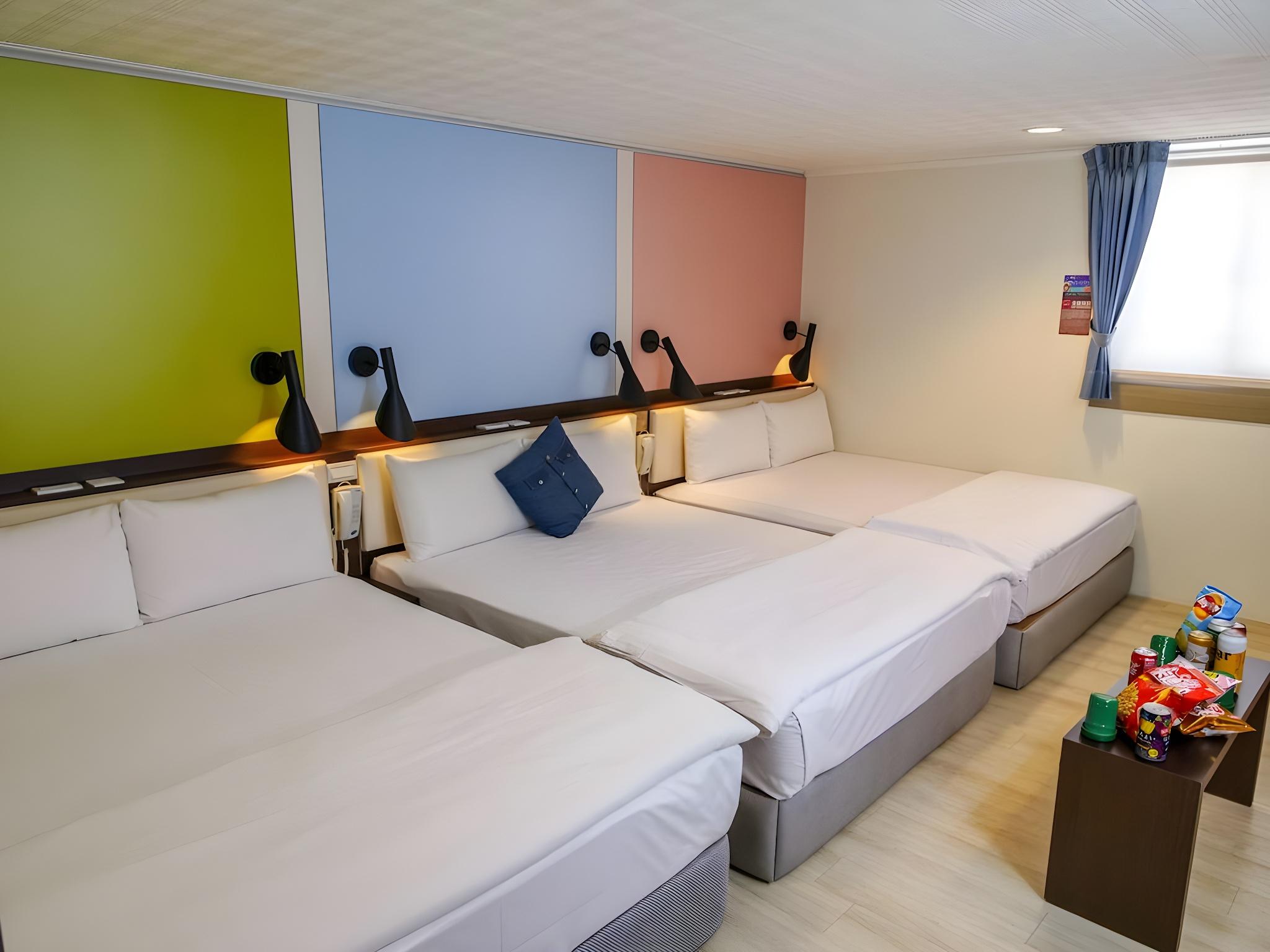 Family, Multiple Beds, Corner