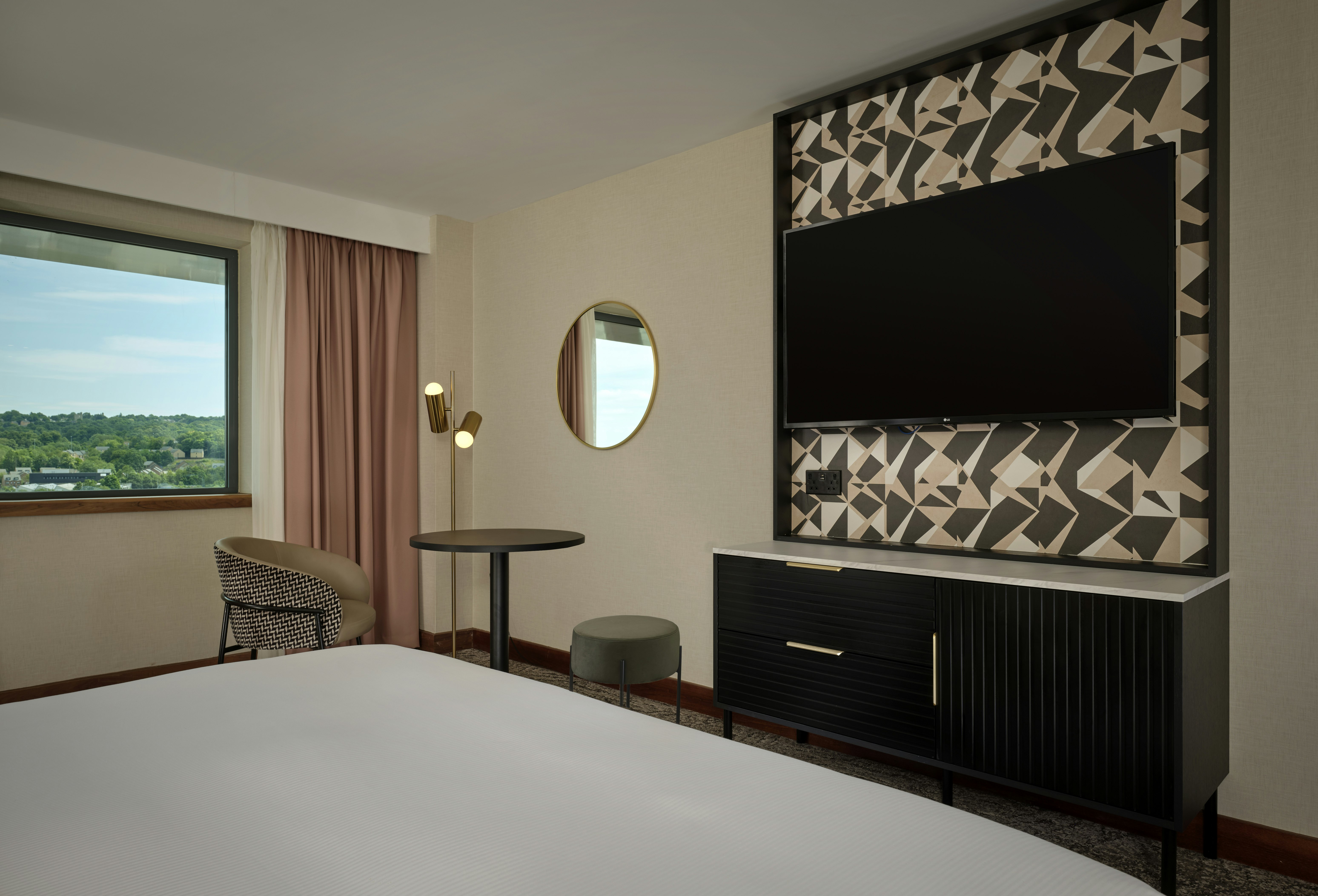 GUEST ROOM, KING BED