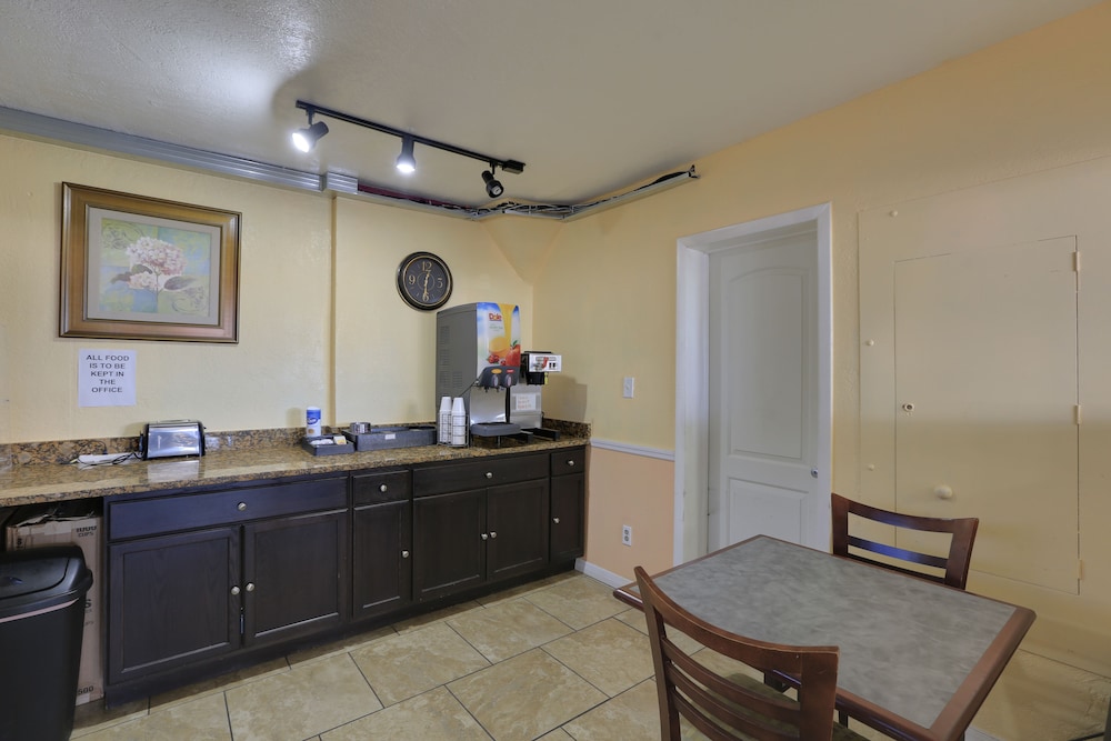 Econo Lodge St. Petersburg Central 5/54