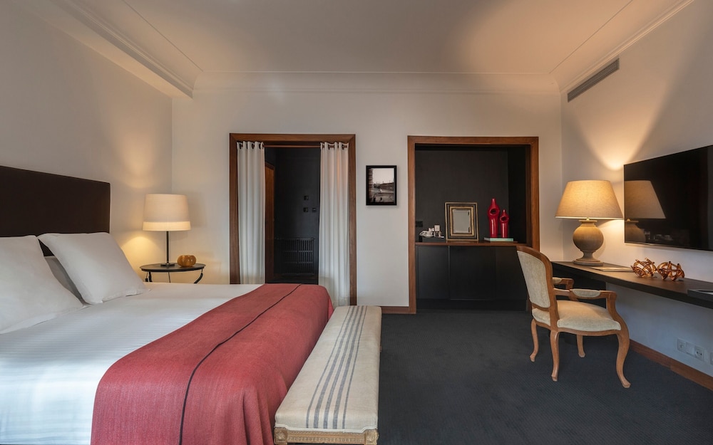 ROOM, LARGE