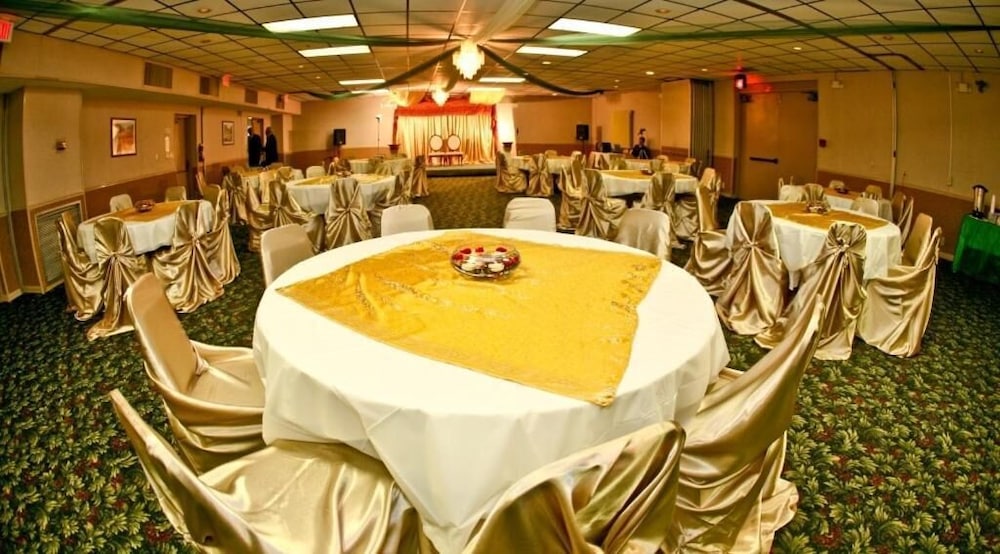 Columbus Grand Hotel and Banquet Center 24/33