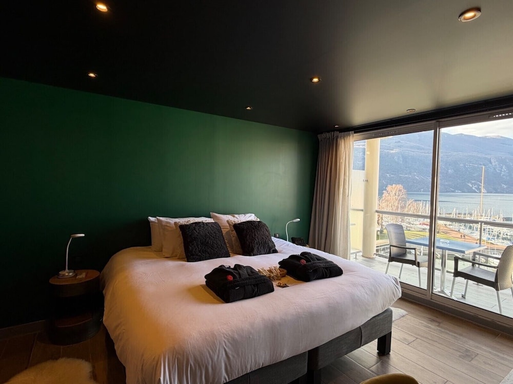 ROMANTIC, SUITE