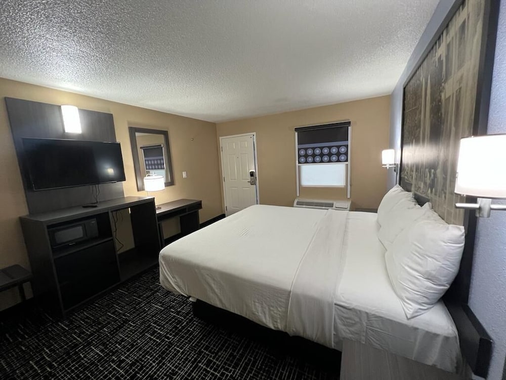 Super 8 by Wyndham Paducah I-24 Exit 4 30/60