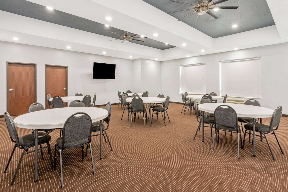 La Quinta Inn & Suites by Wyndham Guthrie 37/47
