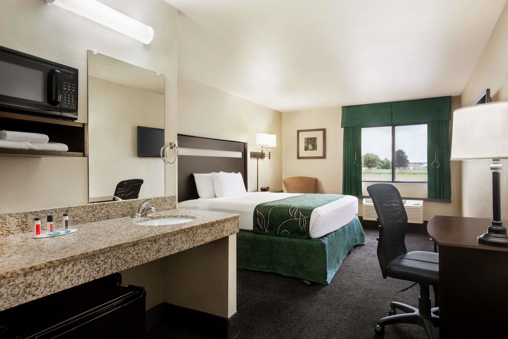 غرفة بسرير كوين، Travelodge By Wyndham Livonia 2/2