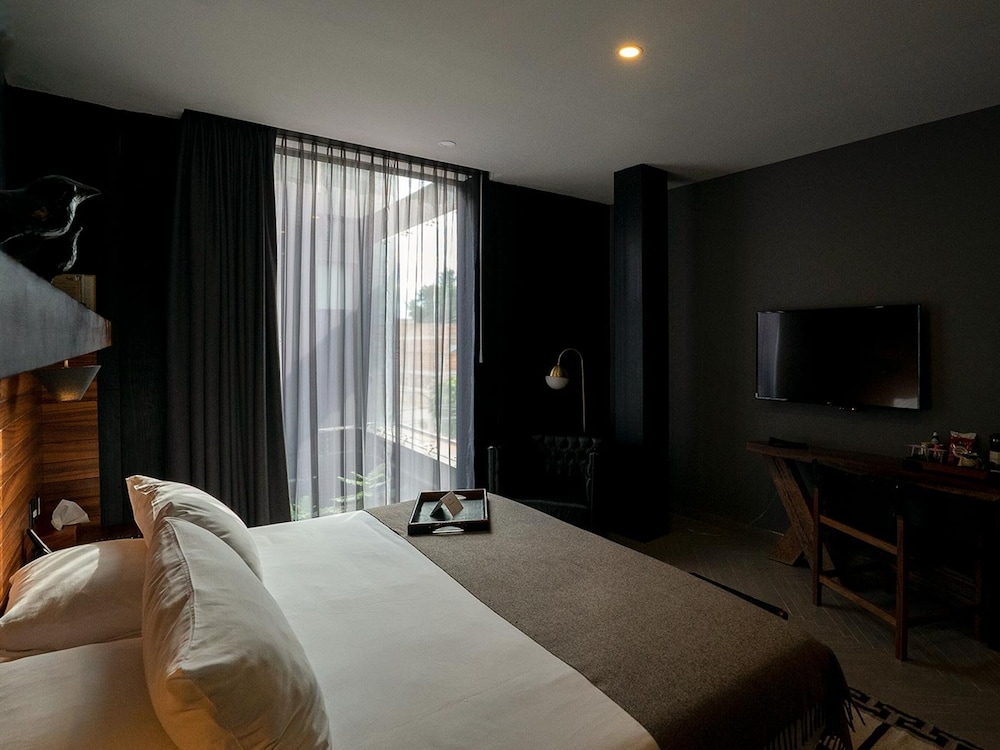 DELUXE, KING BED