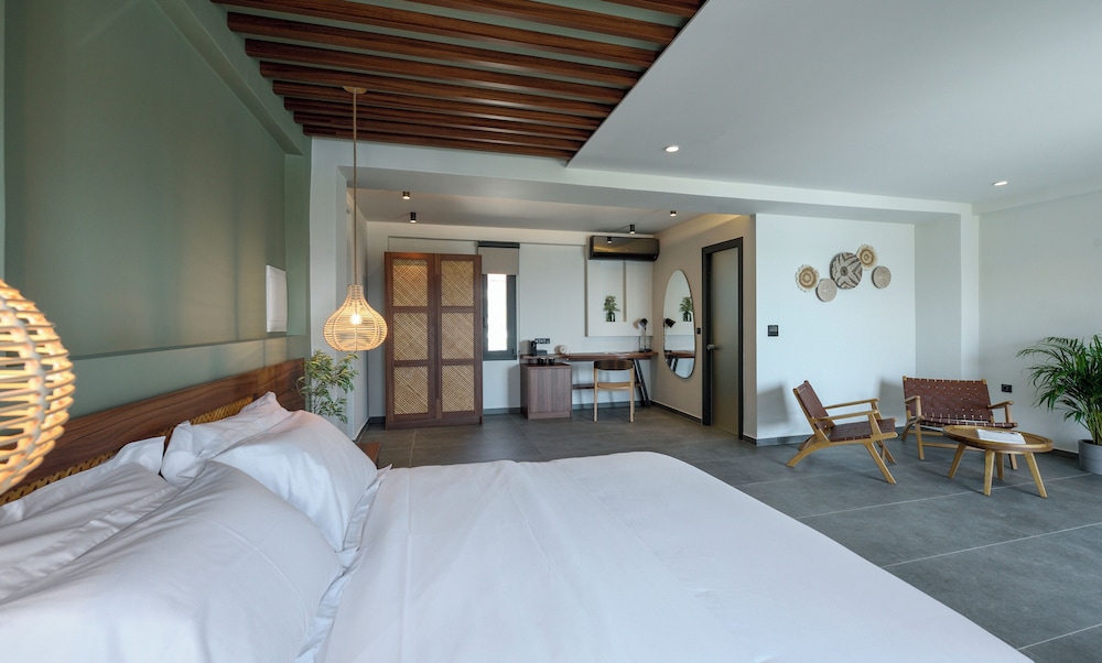Deluxe, Suite, Queen Bed, Sea View, Sofa