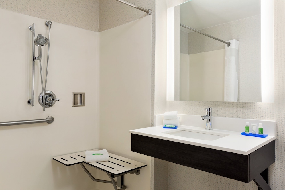 Holiday Inn Express Hotel & Suites Shawnee I-40 18/59